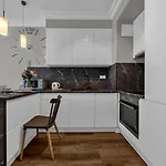 Mokotow - Park, Metro & Shops Nearby - By Rentujemy Lejlighed Warszawa